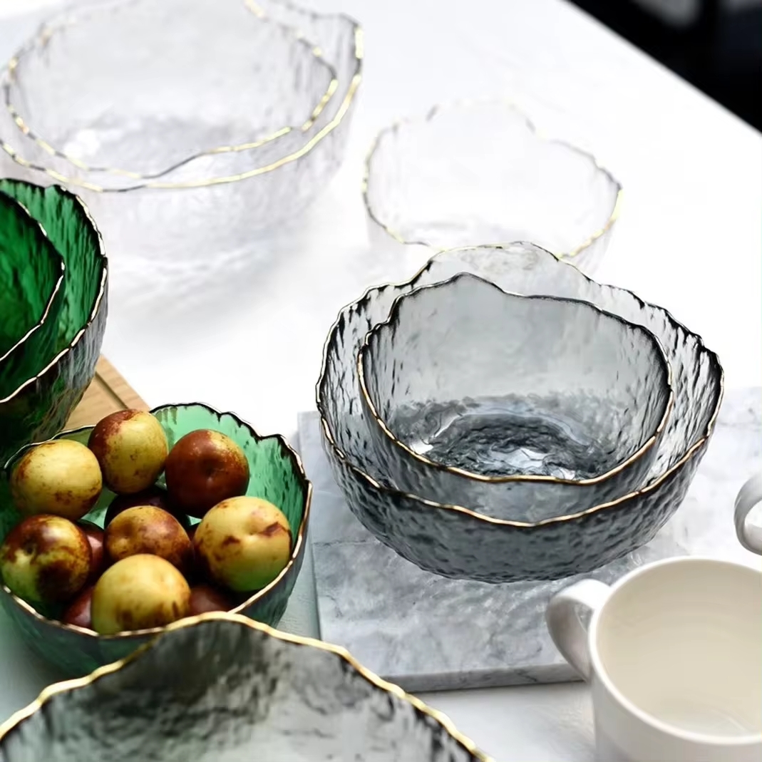 金色の縁が付いた大きなガラス製サラダボウル、フルーツ、デザー - Matcha Bowl Chawan のレビューと価格